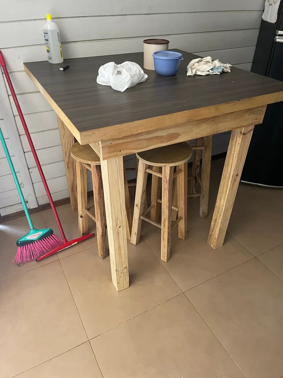 Mesa com 4 bancos de madeiras .64573994025730120