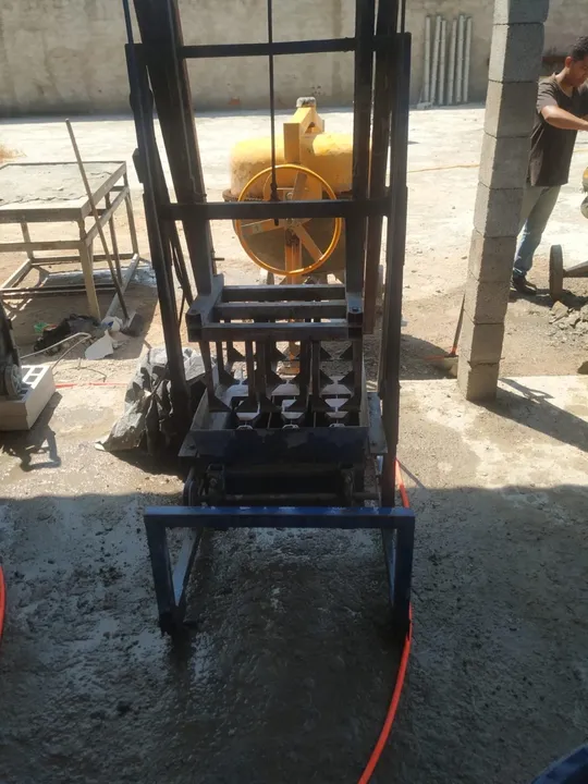 Máquina de Blocos de Concreto modelo poedeira - Excelente Estado