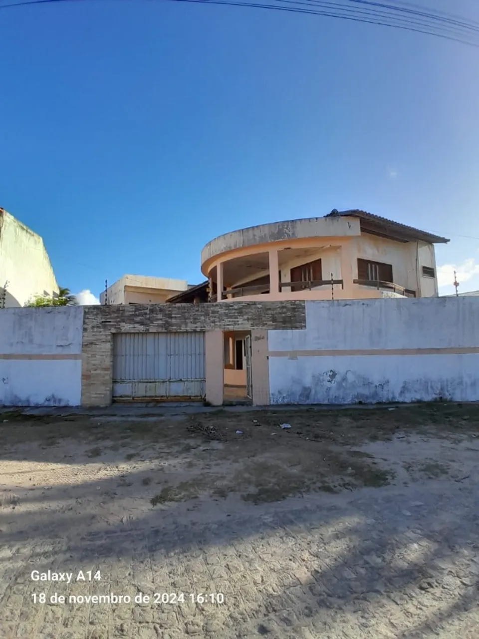 ALUGA-SE CASA COM DOIS PAVIMENTOS DE FRENTE PRO MAR - ATALAIA NOVA