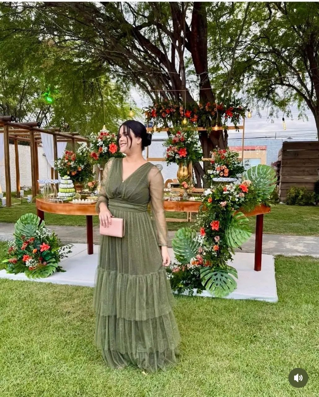 Vestido longo verde em tule com camadas