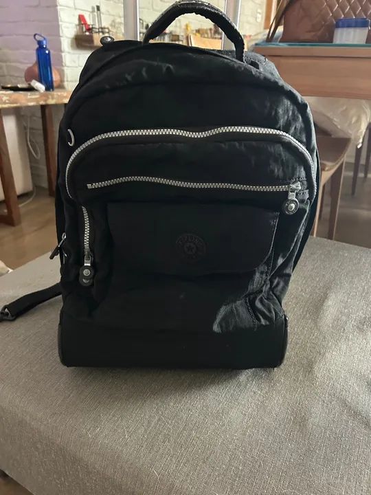 Mochila Kipling, de rodinha, preta