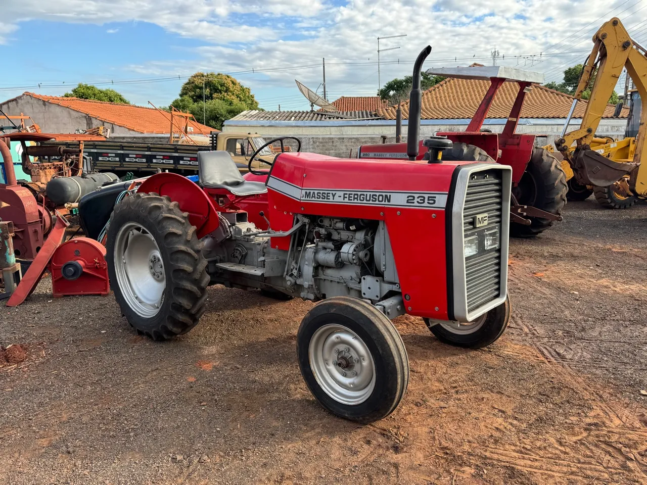Trator Massey Ferguson 235 - Ótimo estado!