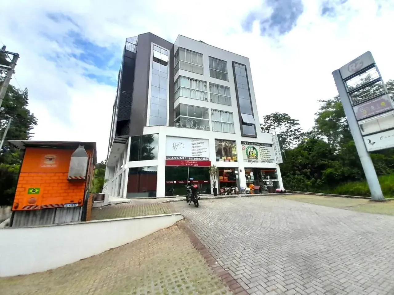 Sala térrea comercial com pé-direito alto disponível para locação no bairro Bela Vista Ga