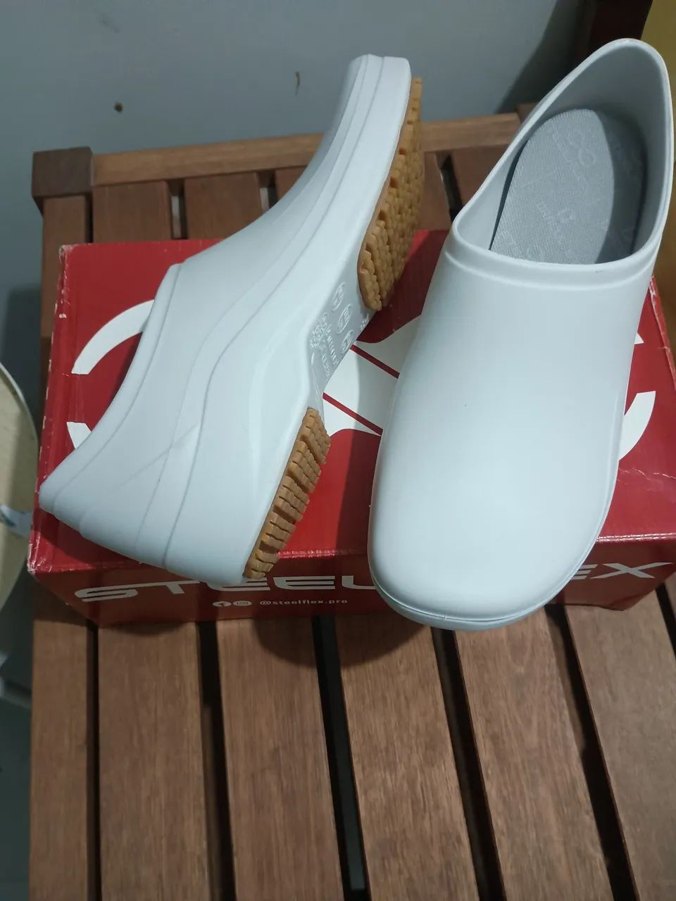 Sapato profissional antiderrapante - equipamento de segurança.