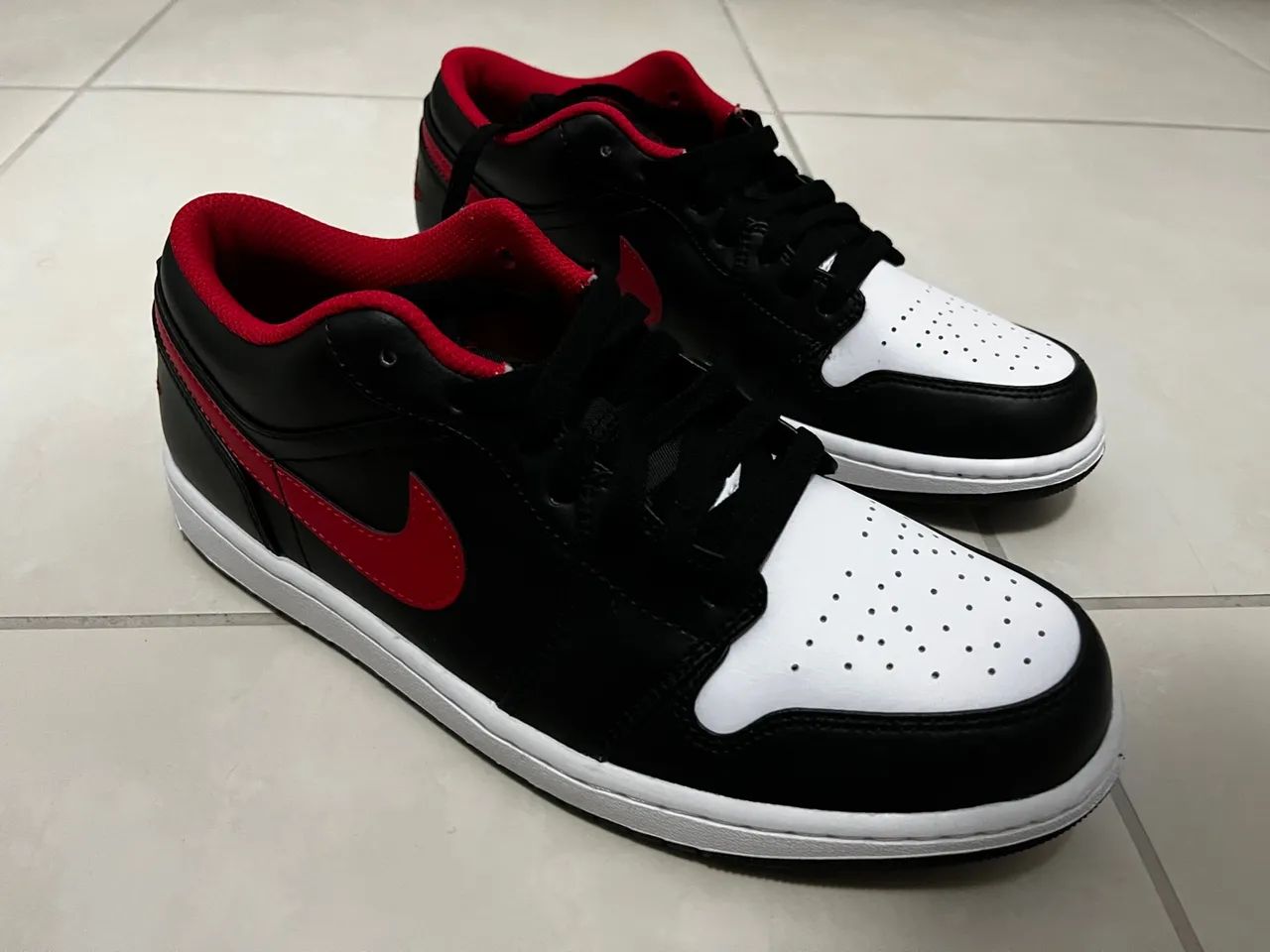 Tênis Nike Air Jordan 1 Low - Preto e Vermelho