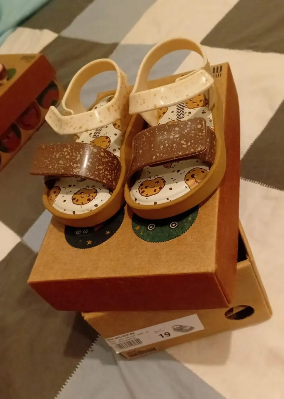 2 pares Melissa Mini Cookie - Tamanho 19 e a outra 20.21