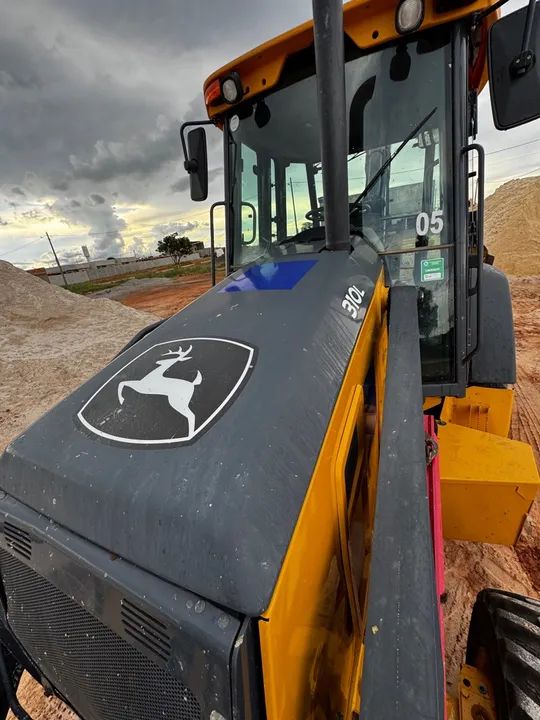 RETROESCAVADEIRA JOHN DEERE 2021 único dono  - Foto 2
