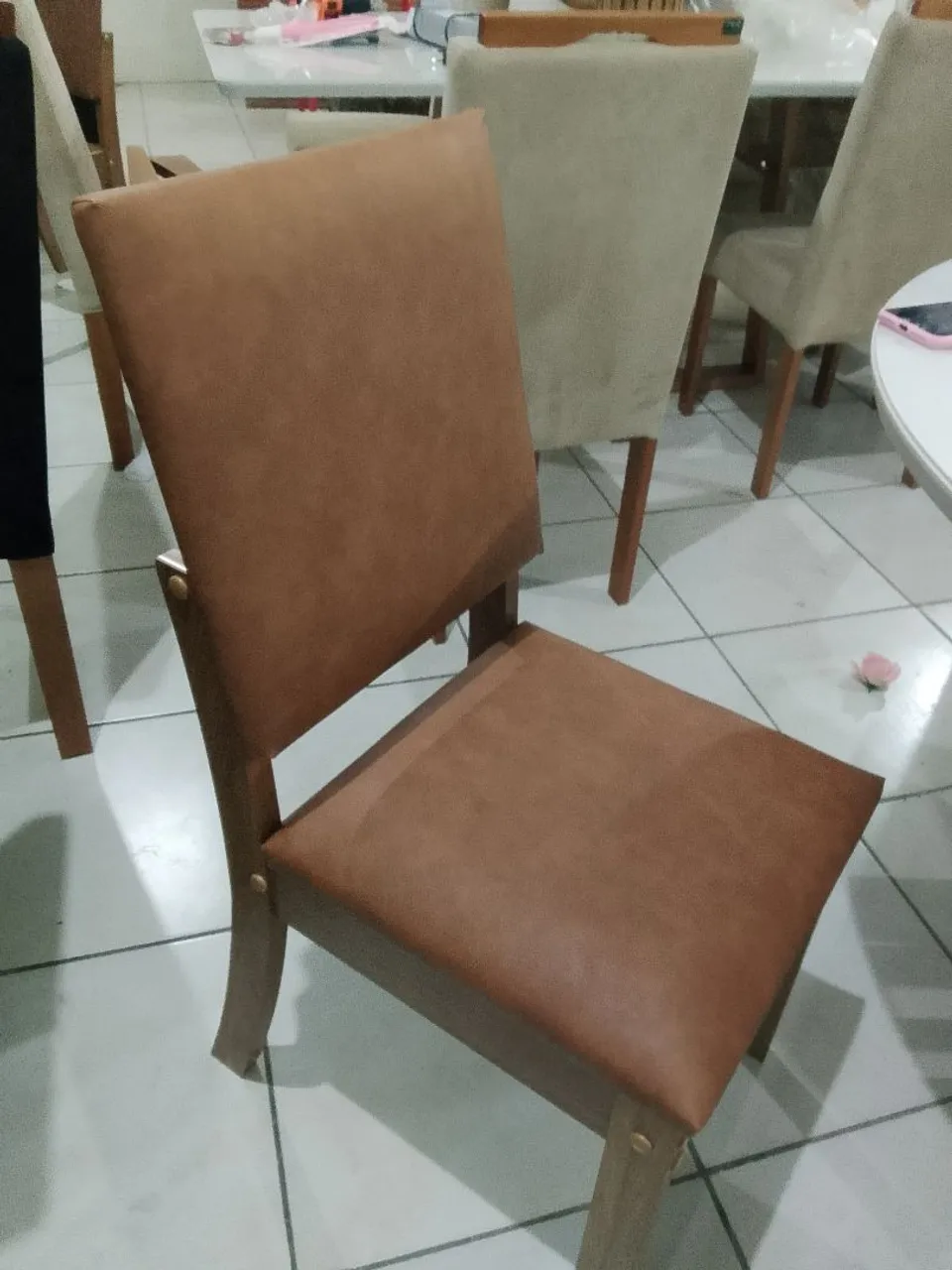 Cadeira de jantar estofada em tom de marrom