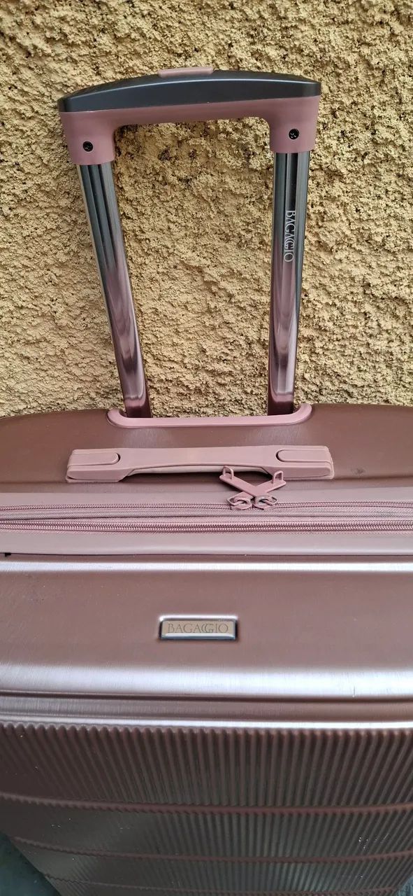 Mala rígida rosa cintilante Bagaggio, 73 alt x 47 larg x 31 prof. Falta 1 roda. Resto ok. - Foto 3