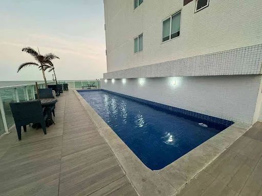 Amplo Apartamento Pé na Areia de 71m2 com 2 Quartos Mobiliado e Projetado,
