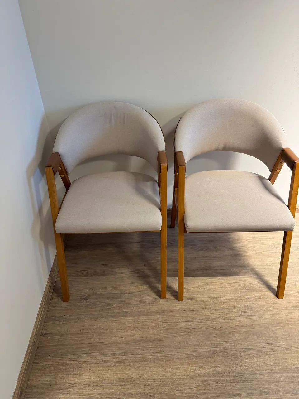 Conjunto cadeira estofada IMPECÁVEL 