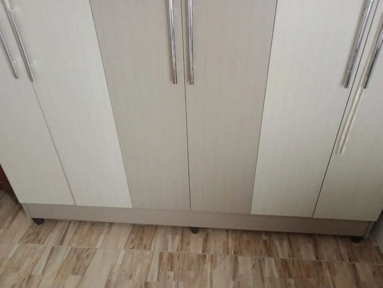 Guarda roupas 6 portas simi novo  - Foto 3
