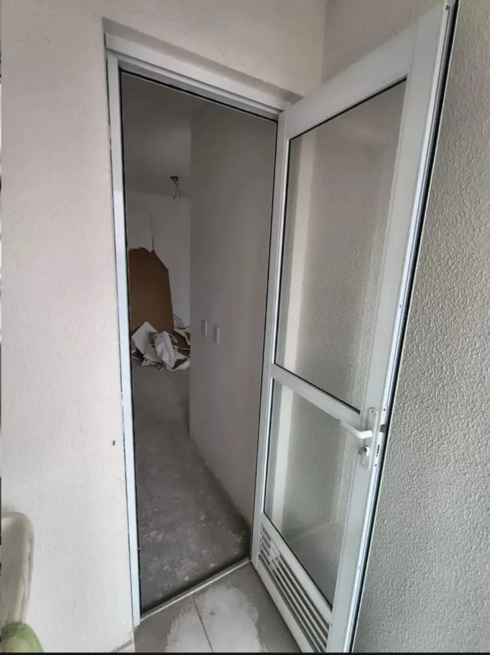 Porta alumínio  branco com vidro - Foto 3