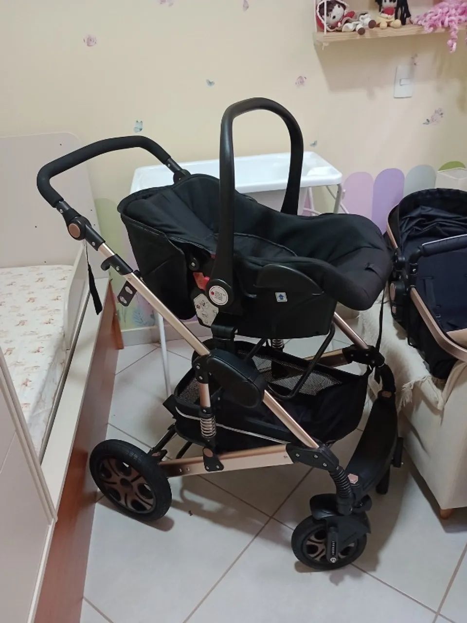 Carrinho com bebê conforto, banheiro com suporte e mini berço  - Foto 3