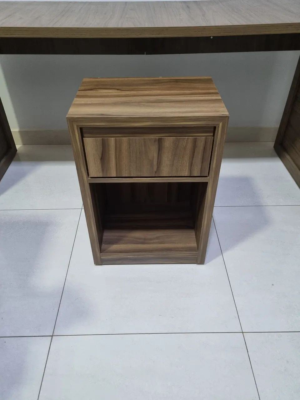 Mesa, criado-mudo e cadeira - Foto 4