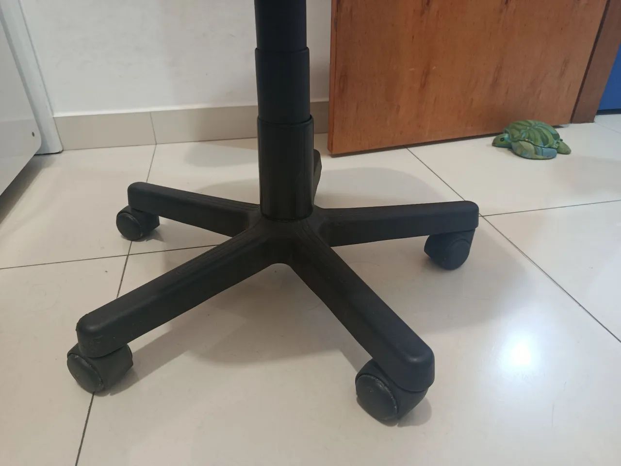 Cadeira escritório com rodinhas - Foto 3