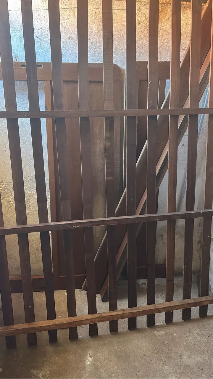 Cama de casal de madeira 