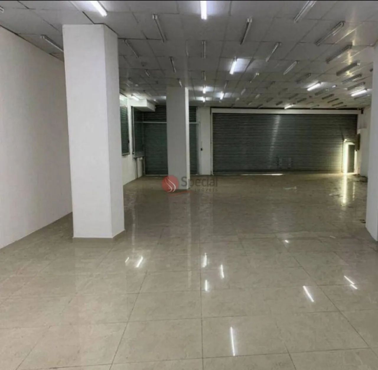 Prédio comercial na Cidade Líder, 643 m² área construída e 10 vagas