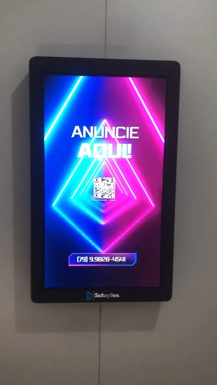 Totem de anúncio publicitário