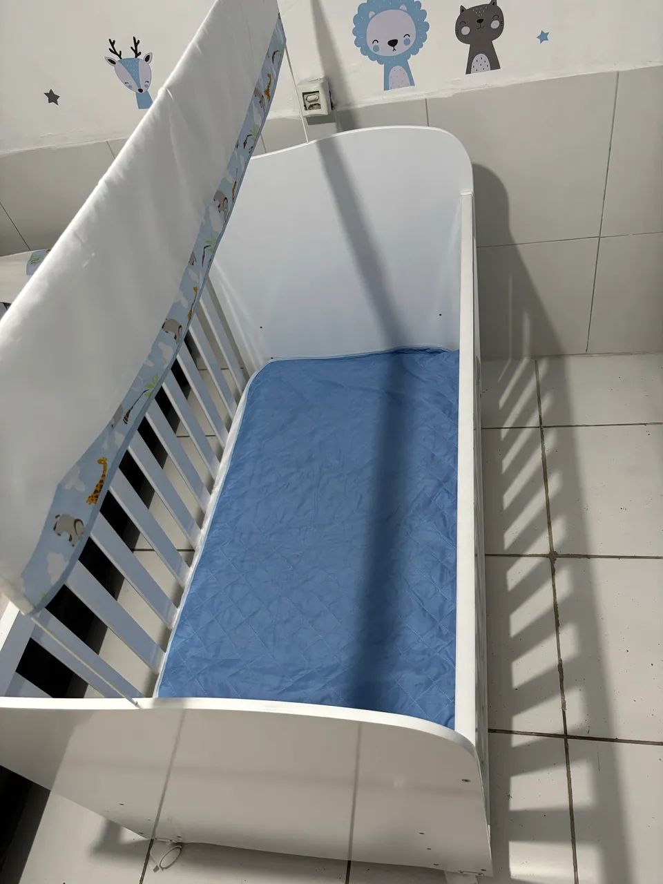 Berço infantil branco com rodinhas e colchão  - Foto 2