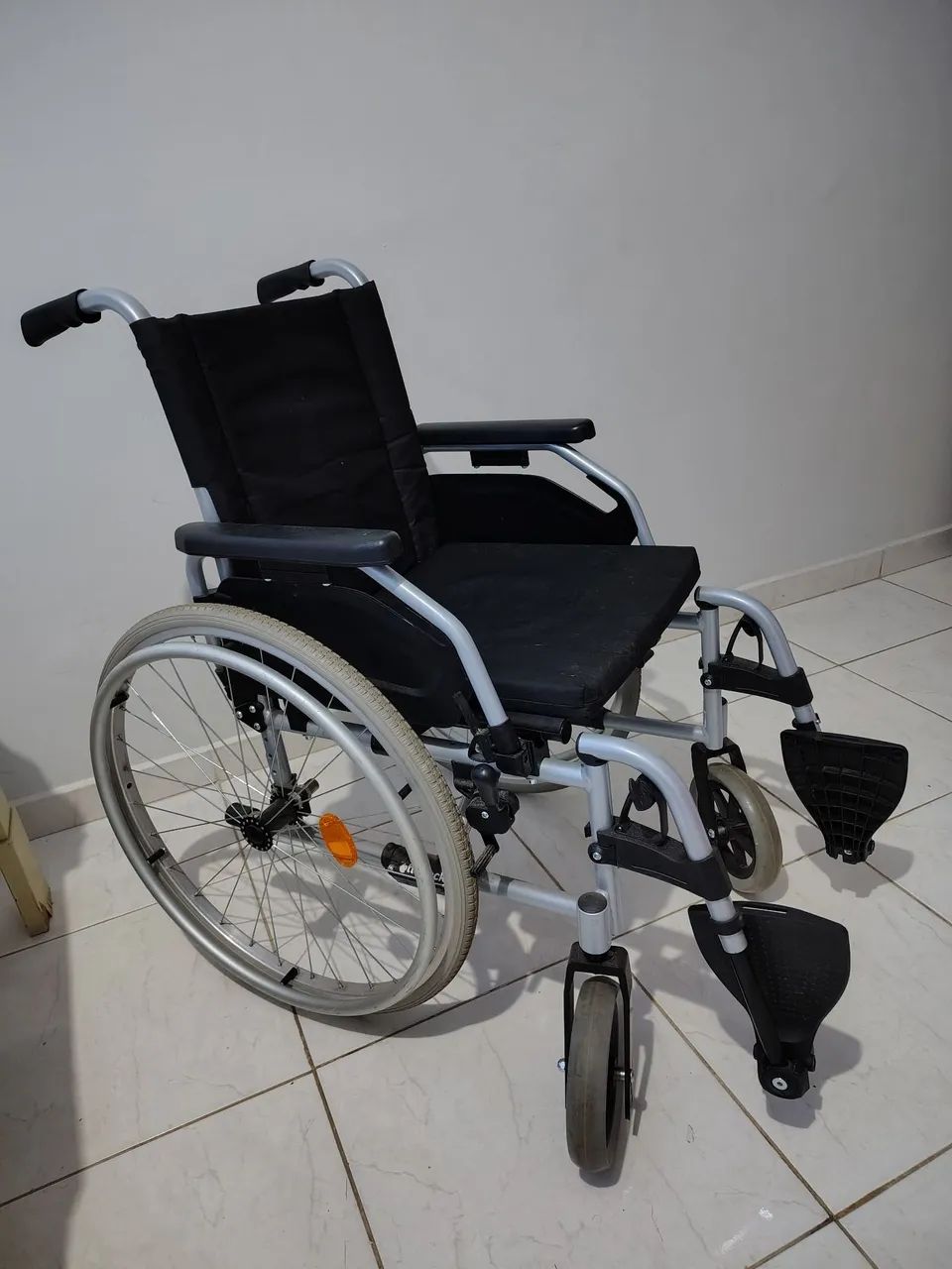 Cadeira de Rodas semi nova 