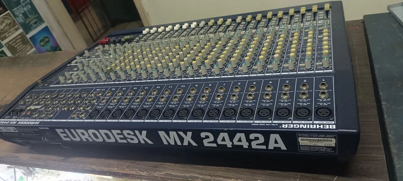 Mesa Behringer 24 canais 