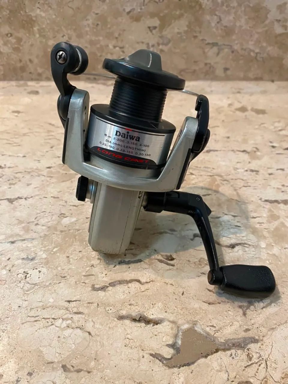 Molinete Daiwa Regals 2500B - Foto 2