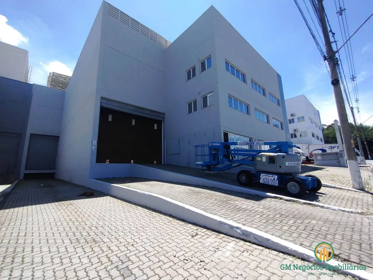 Galpão com 1000 de área construída em condomínio