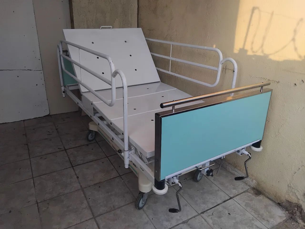 Cama hospitalar com 2 manivelas 
