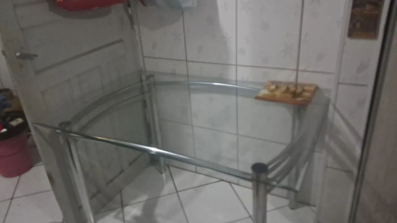Mesa com tampo de vidro + 3 cadeiras - Foto 2