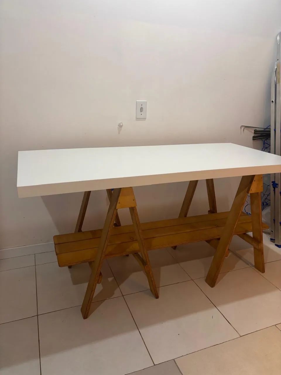 Mesa 100% MDF + cavaletes e suporte.