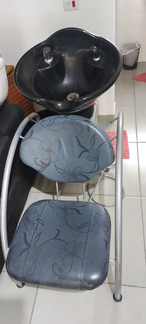 Estou vendendo Dois lavatório bem conservados do cor cinza e só chamar q tem negócio. 