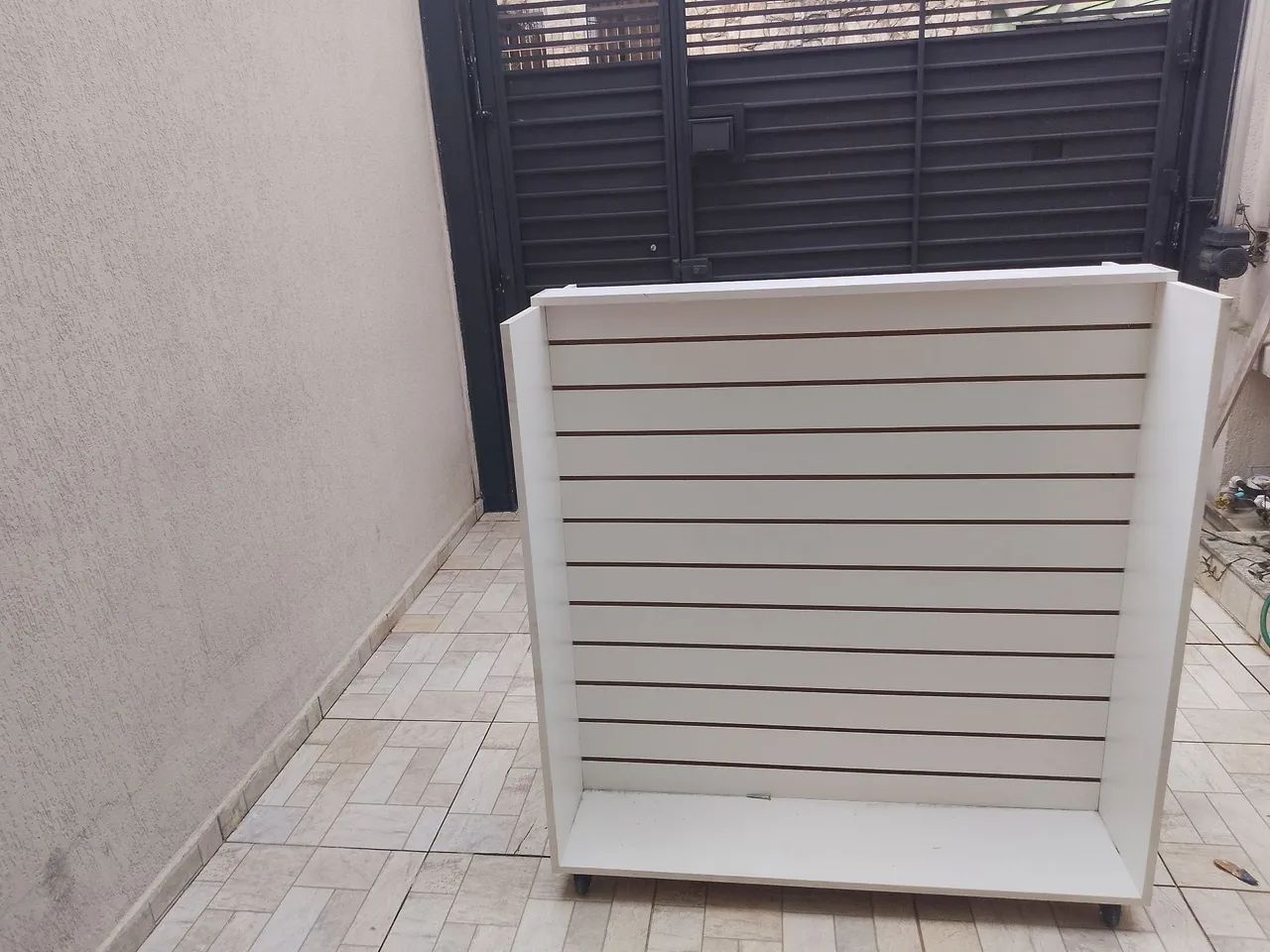 expositor central tipo gôndola/ilha em MDF com painel canaletado duplo