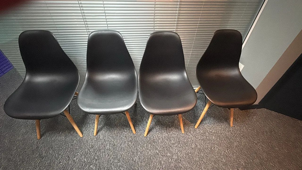 Cadeira estilo Eames preta - ótimo estado - Foto 2