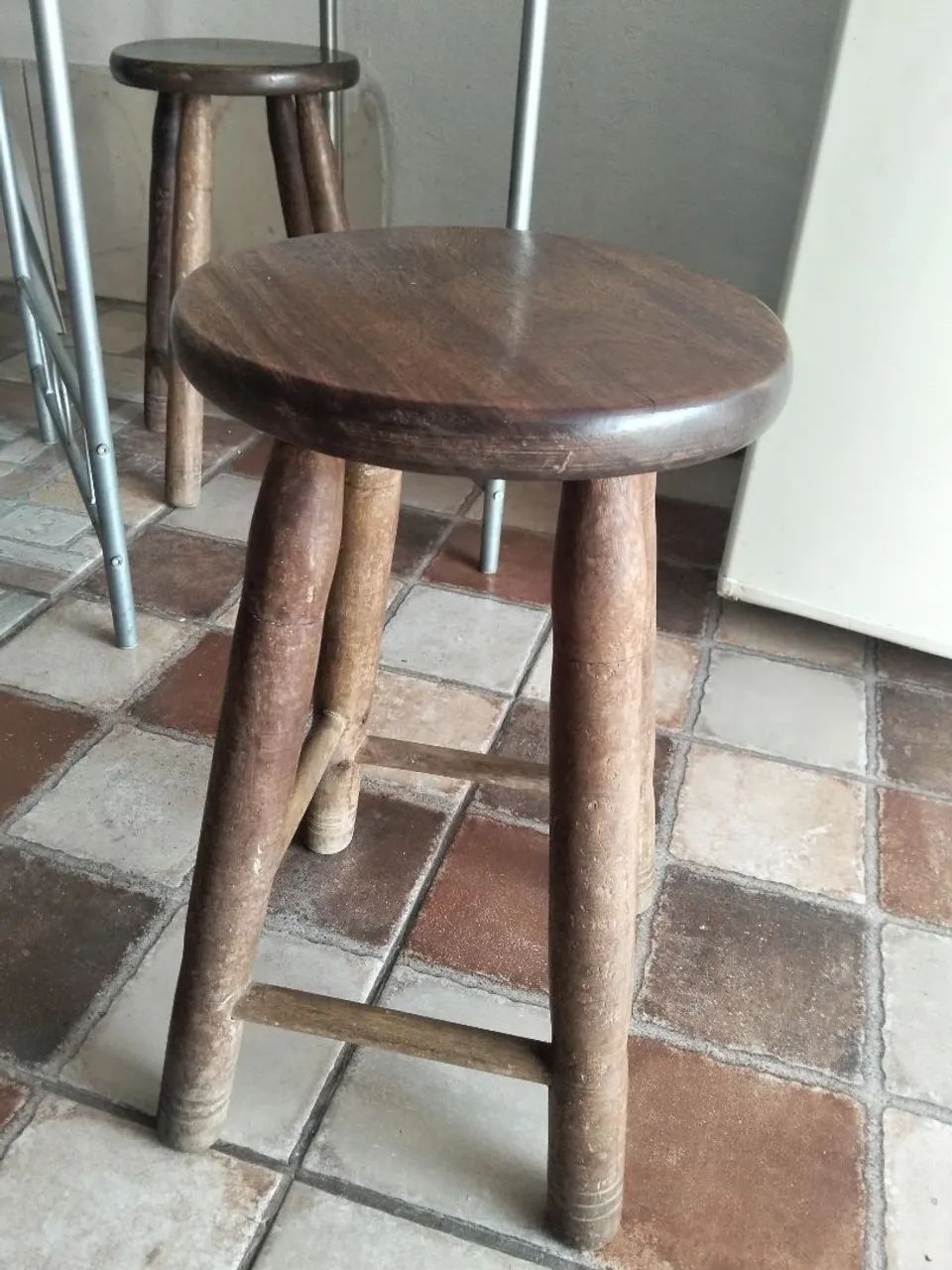 Mesa com dois bancos de madeira - Foto 2
