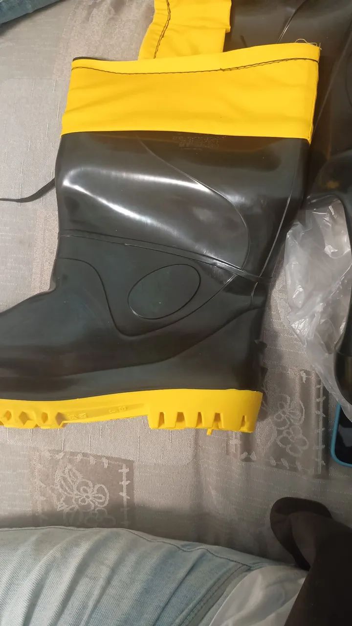Botas com amara