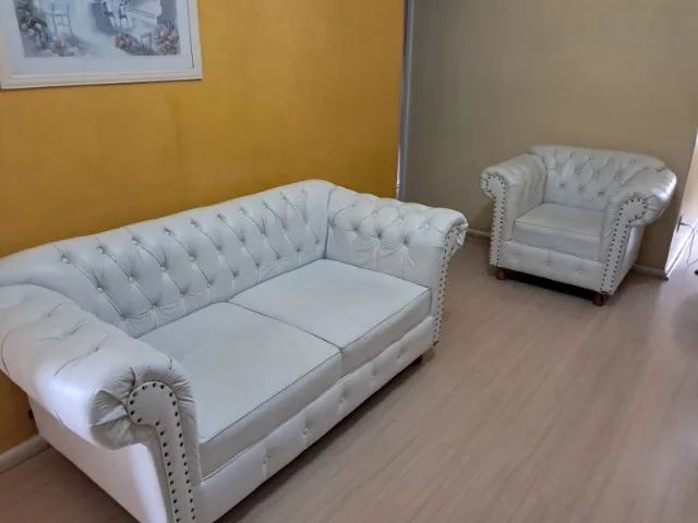Conjunto de Sofás Clássicos Estilo Chester - 2 Lugares + 2 Poltronas - Foto 2