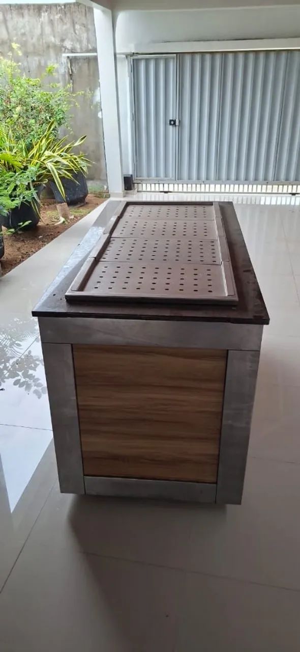 Jogos de cadeira, e balcão expositor frio. 