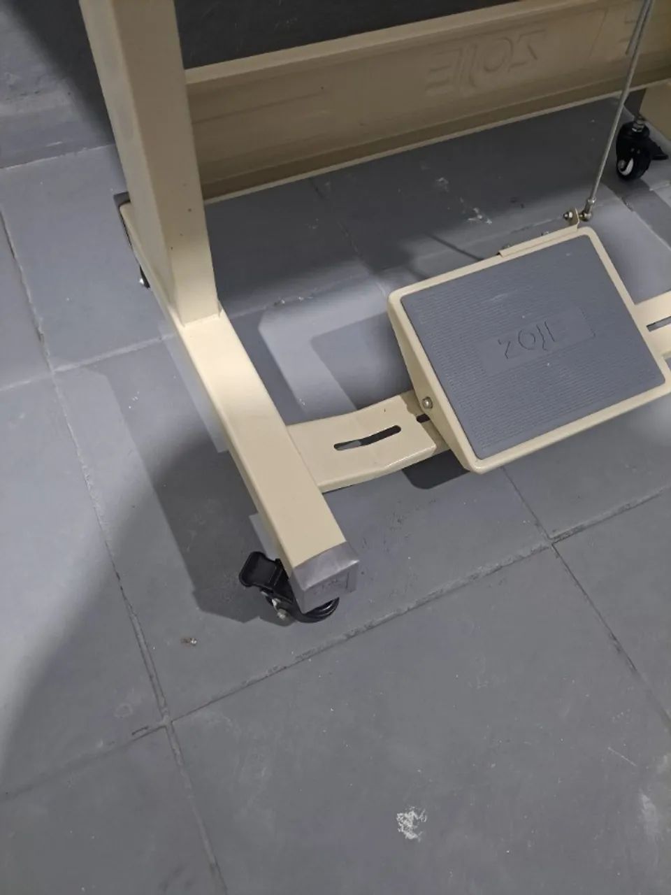 Máquina de Costura Zoje  A6000-G/02 com mesa  (nunca usada) - Foto 4