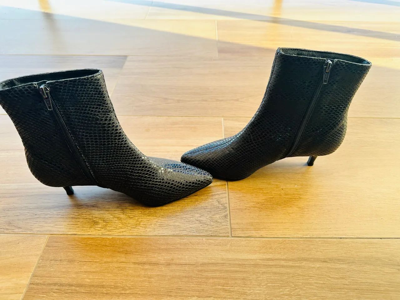 Bota feminina Preta em couro  - Foto 5
