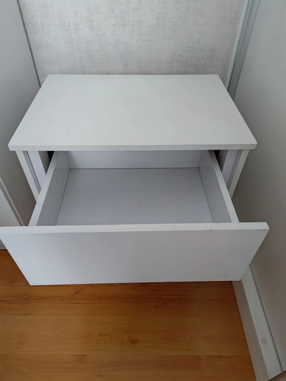 Criado mudo branco com duas gavetas - Foto 2