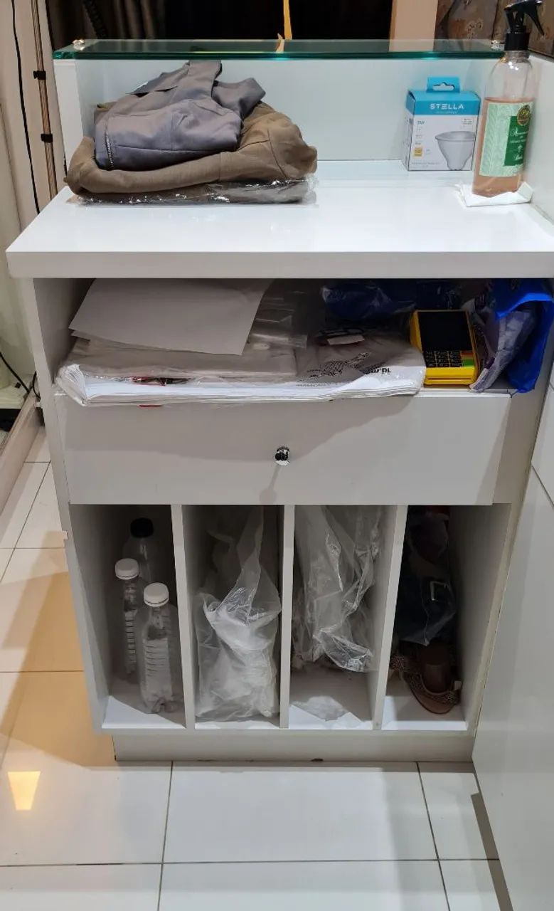 Balcão Caixa em L - MDF Branco com Tampo de Vidro e Vitrine Expositora - Foto 5