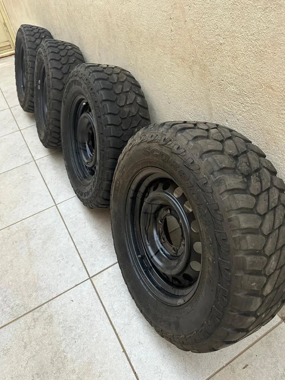 Rodas com pneus da Hilux Aro 17 Com Pneus Bons, Cravudos! - Foto 2
