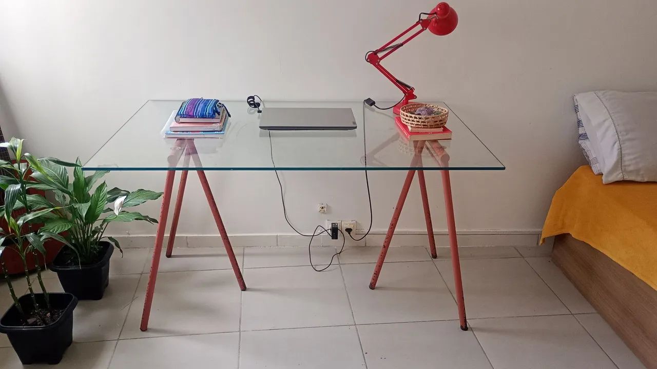 Mesa de vidro com cavaletes