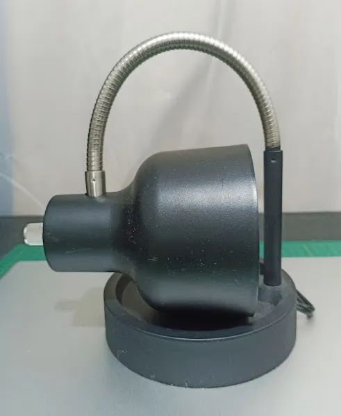 Luminária de Mesa Articulada Preta com Tomada Integrada (110V) - Foto 3