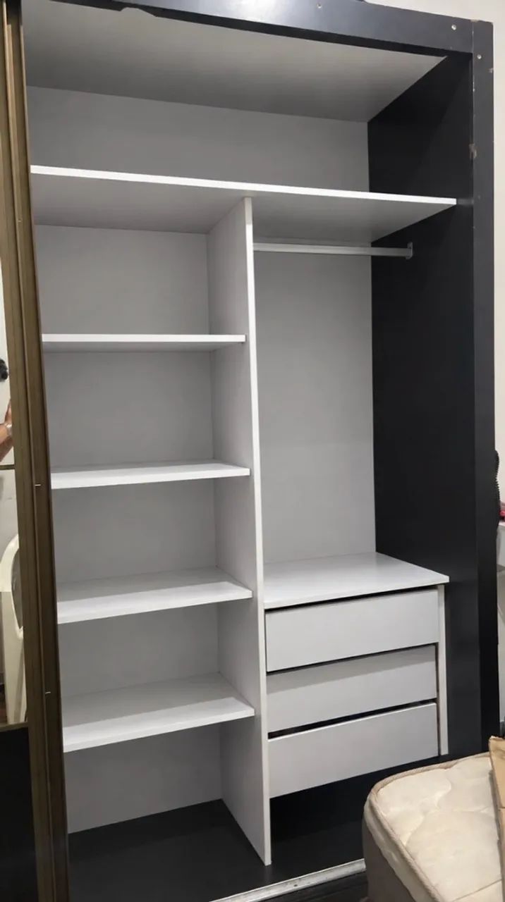 Guarda-roupa com espelho, prateleiras e 3 gavetas
