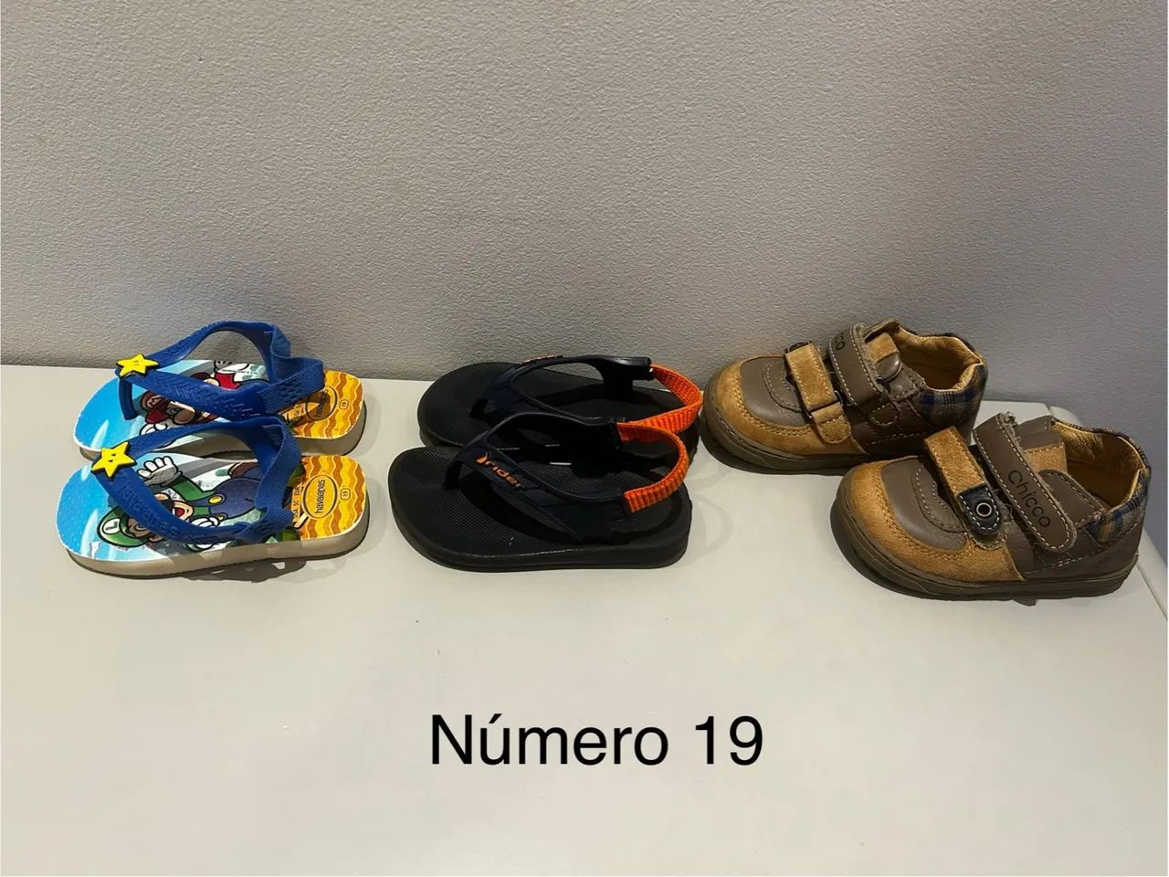 Lote - 1 Tênis CHICCO e 2 chinelos HAVAIANAS - Número 19 - Foto 2
