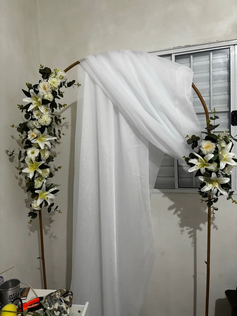 Arco de festa 2M com flores e tecido  - Foto 2