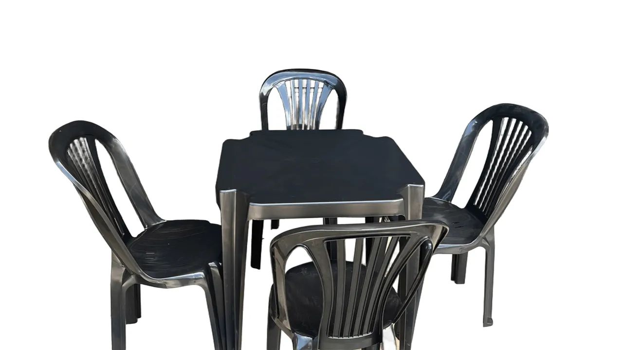 Mesa plástica com 4 cadeiras  - Foto 5