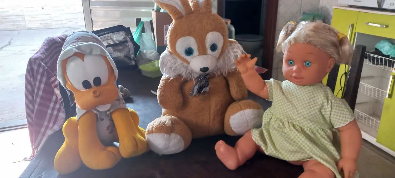 Bonecos usados e banheira de brinquedo